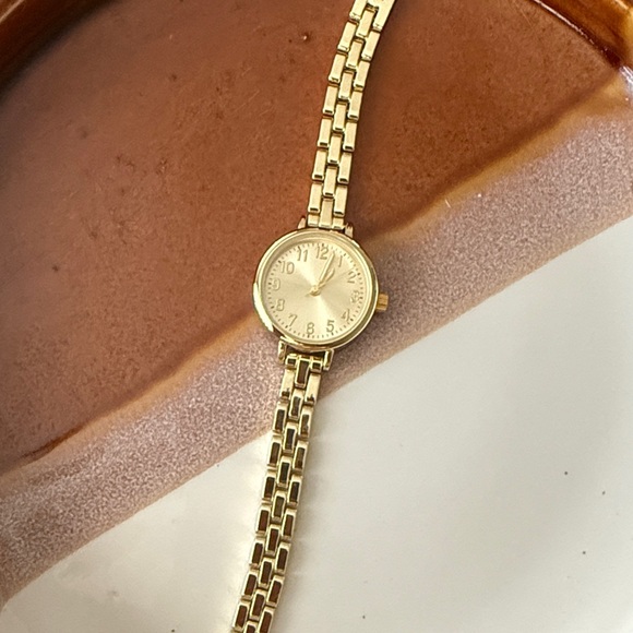 Elegant Gold Women's Watch - Picture 1 of 1